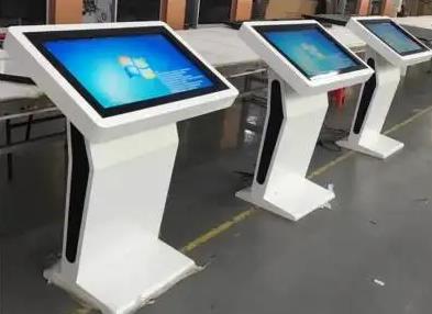 Універсальні машини з сенсорним екраном увійшли в усі сфери життя людей