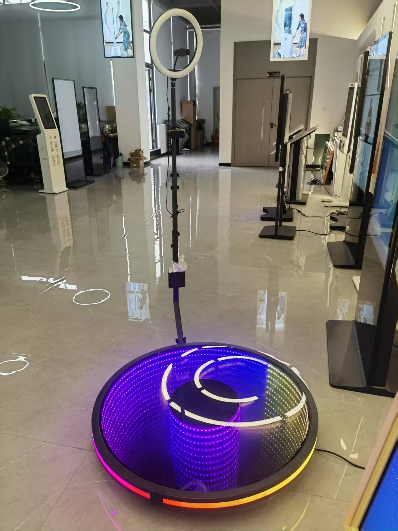 Як дзеркальний РК-дисплей покращує цифрові вивіски та взаємодію?