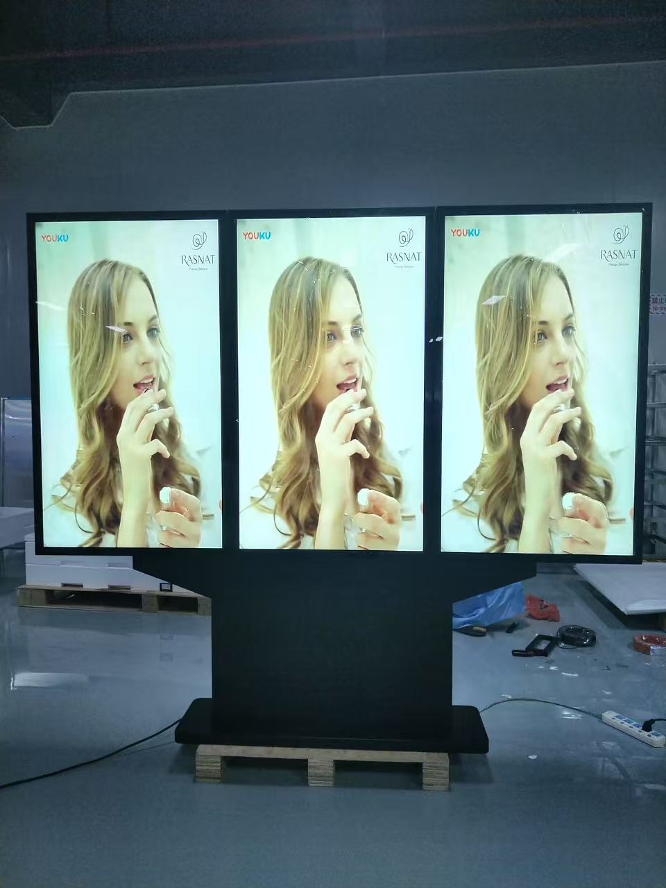 4K 49 55 65 75 дюйм потрійного екрану на відкритому повітрі комерційне рекламне відеоплеєр IP66 Водонепроникний